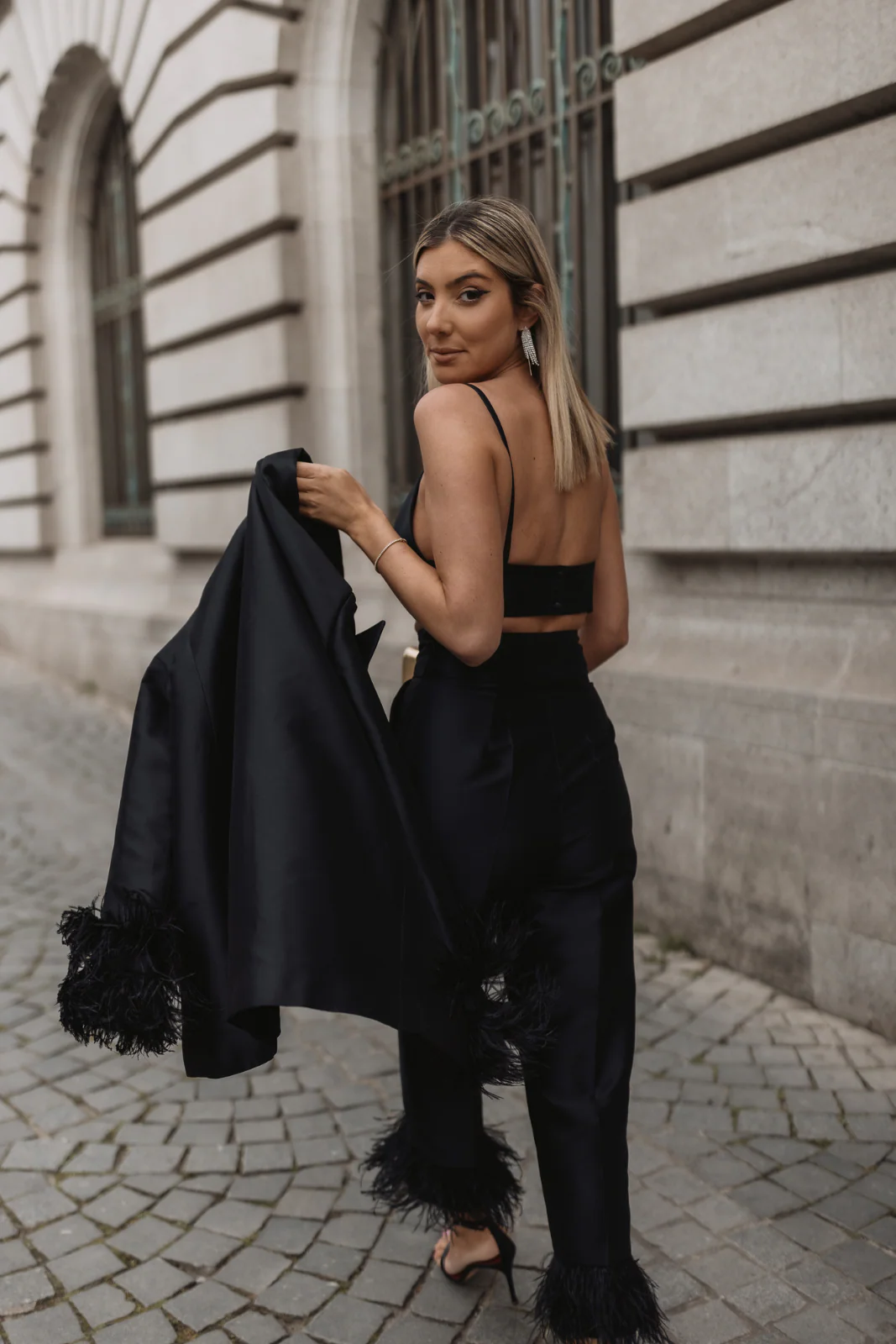 BLAZER OVERSIZED PRETO COM PLUMAS - Image 9