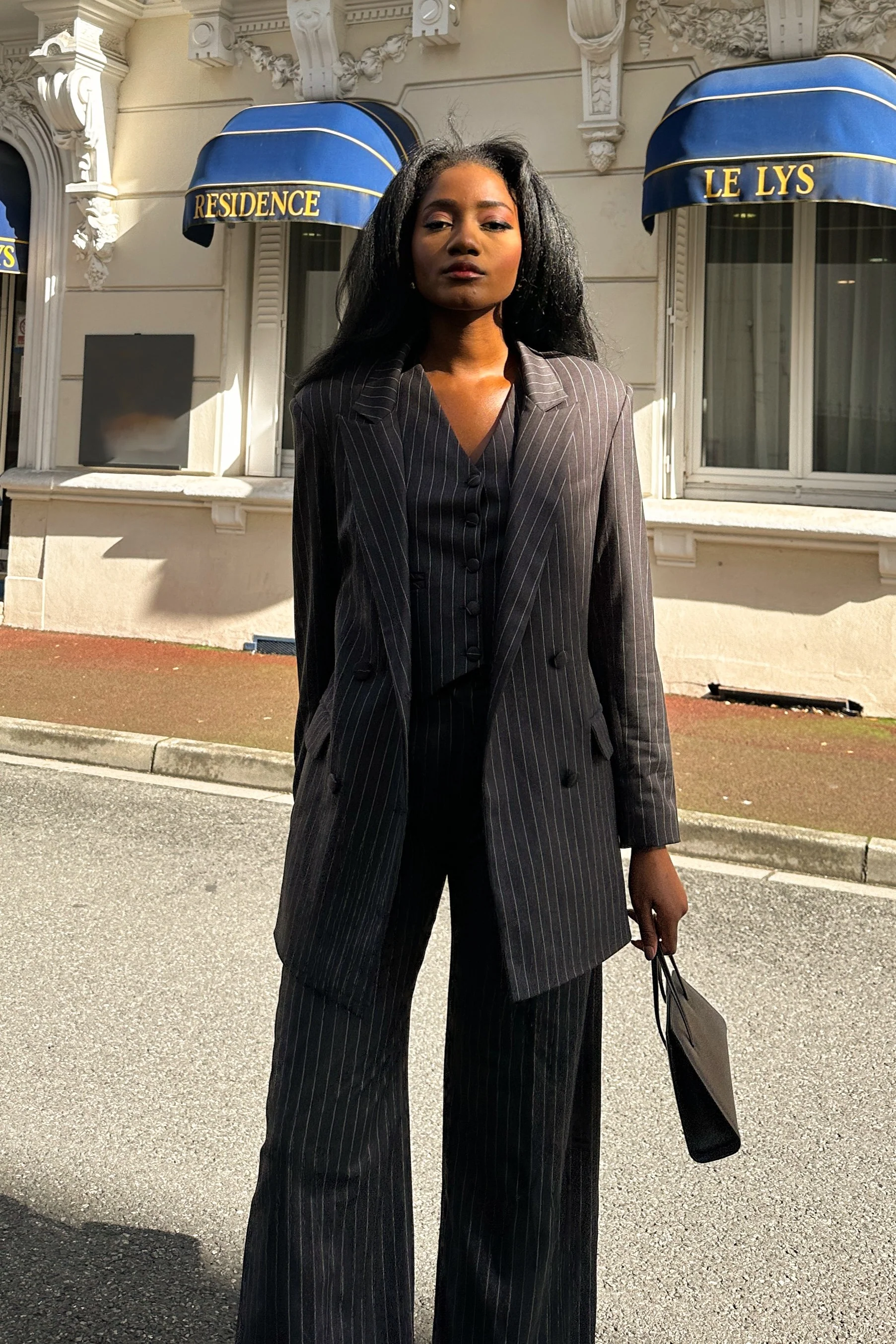 CALÇA CINZA COM RISCAS BRANCAS - Image 3