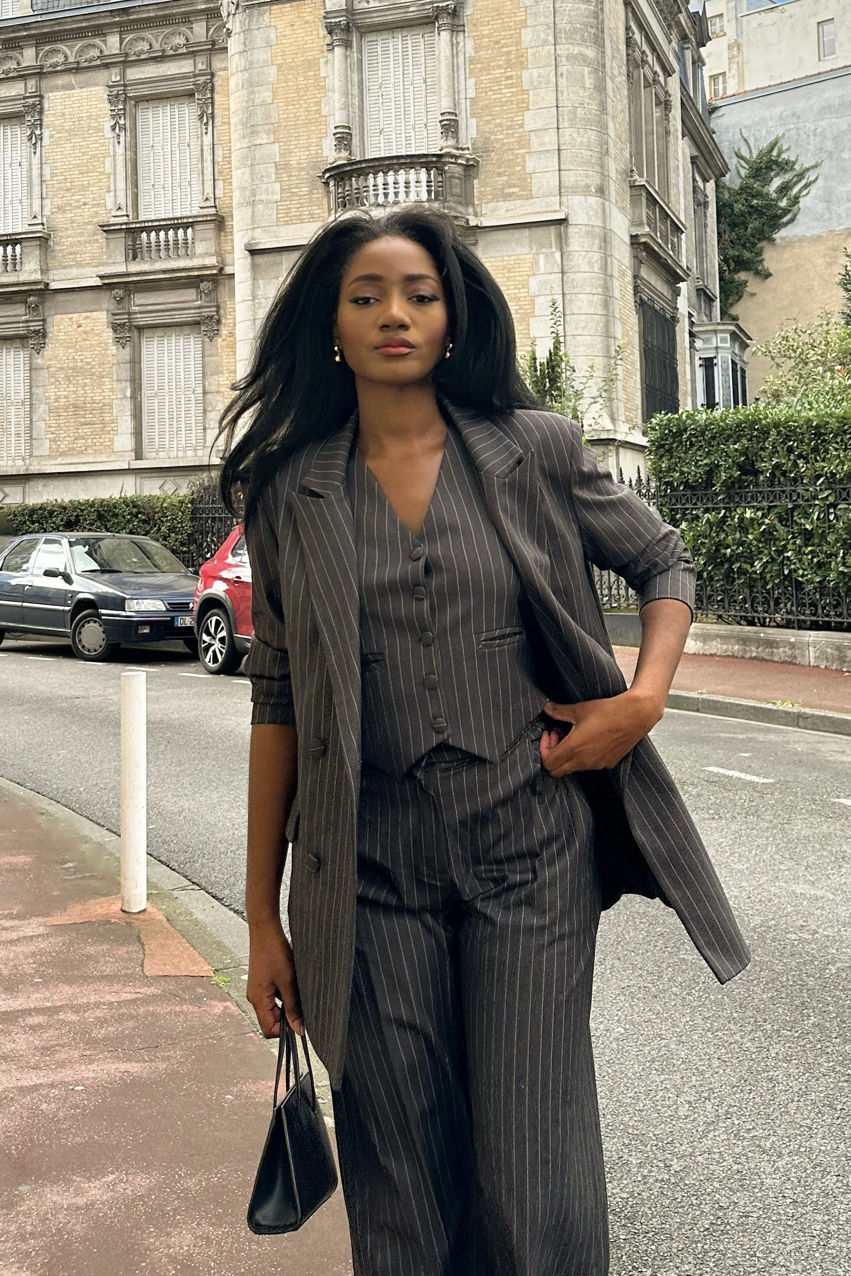 CALÇA CINZA COM RISCAS BRANCAS - Image 4