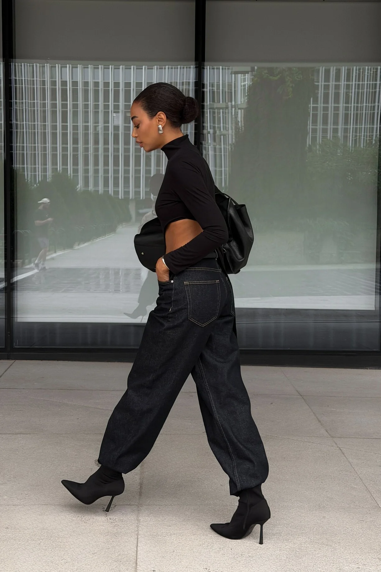 CAMISOLA PRETA ASSIMÉTRICA DE GOLA ALTA - Image 4