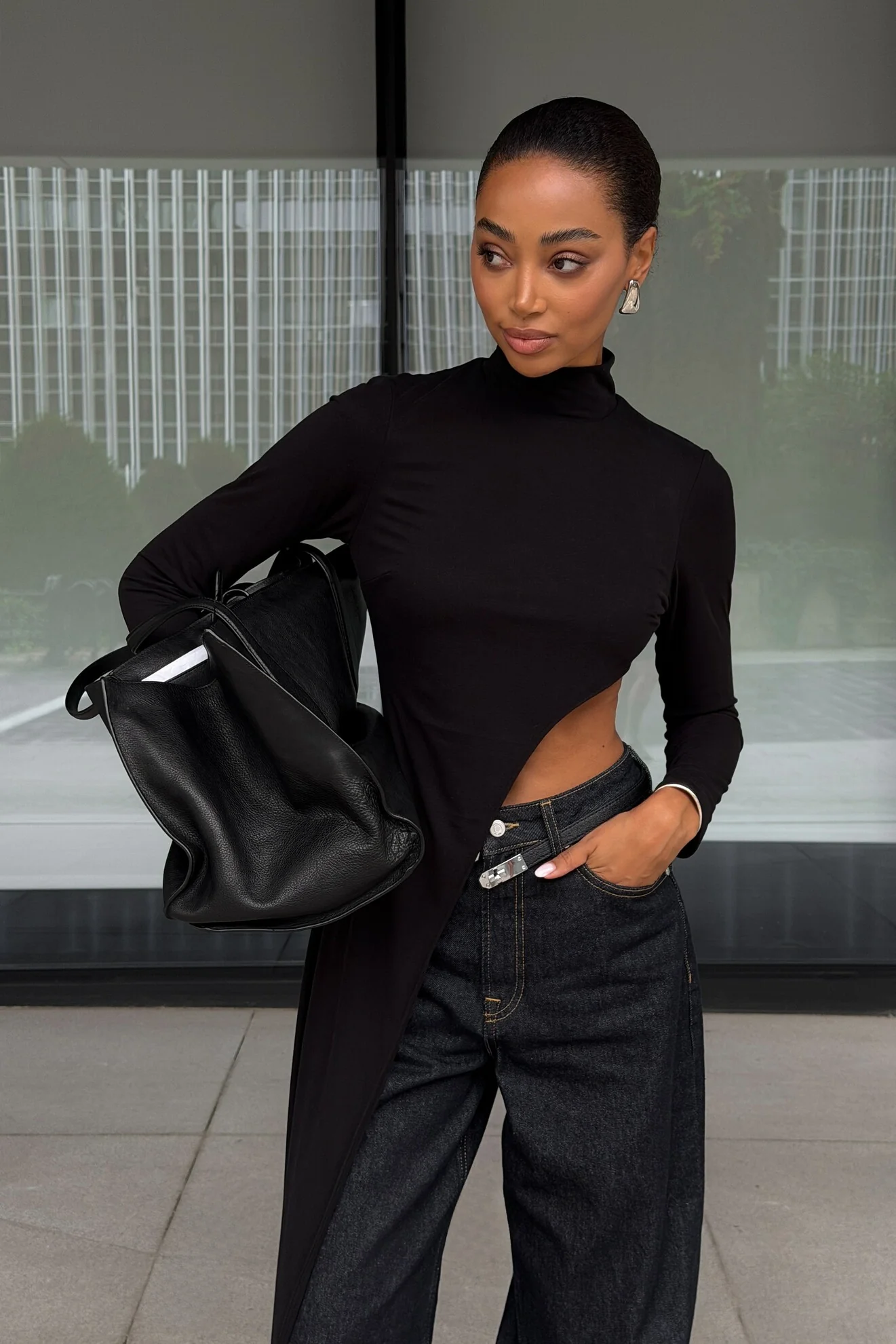 CAMISOLA PRETA ASSIMÉTRICA DE GOLA ALTA - Image 6