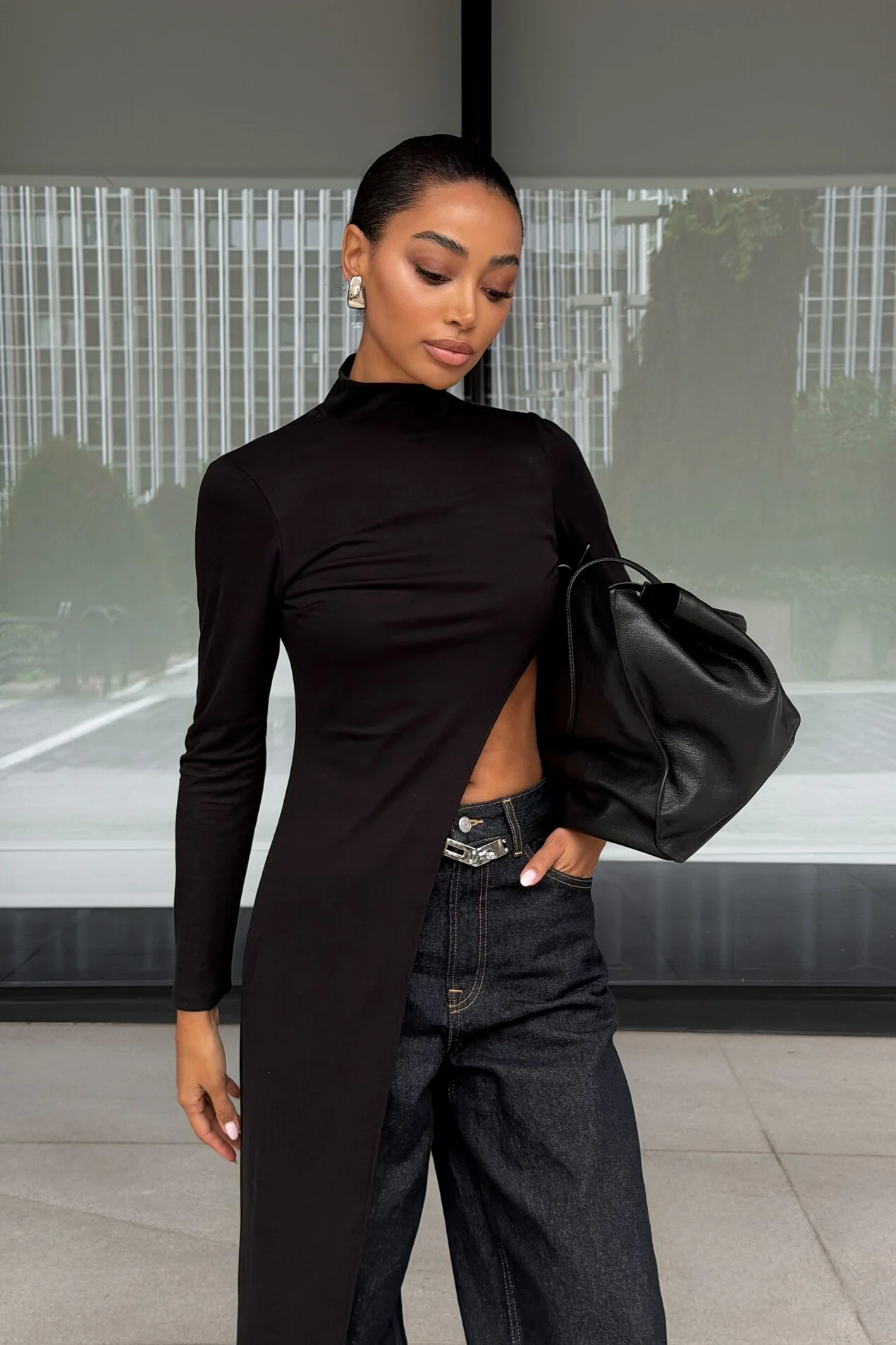 CAMISOLA PRETA ASSIMÉTRICA DE GOLA ALTA - Image 8