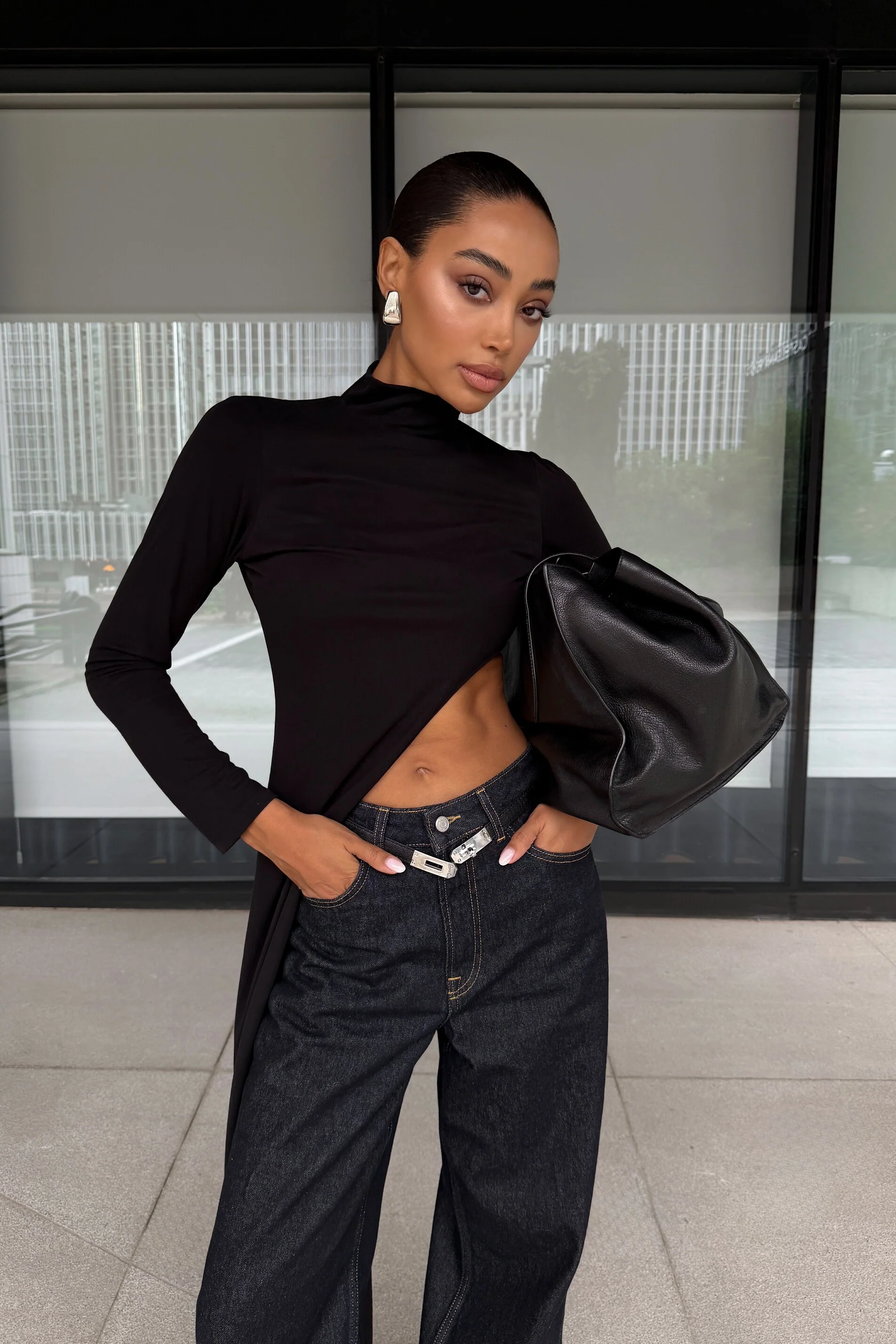 CAMISOLA PRETA ASSIMÉTRICA DE GOLA ALTA - Image 9