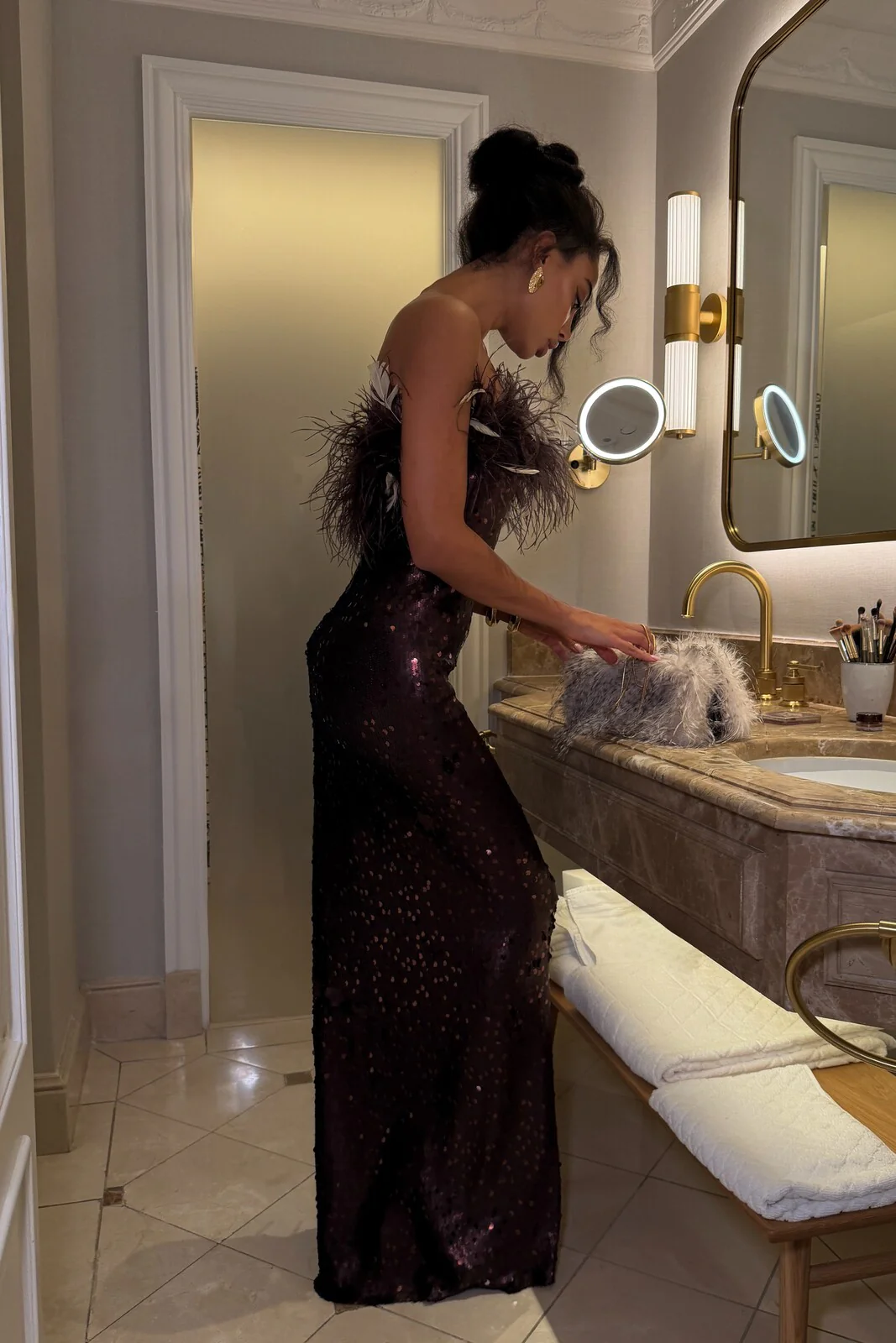 VESTIDO LANTEJOULAS LONGO CASTANHO COM PLUMAS - Image 4