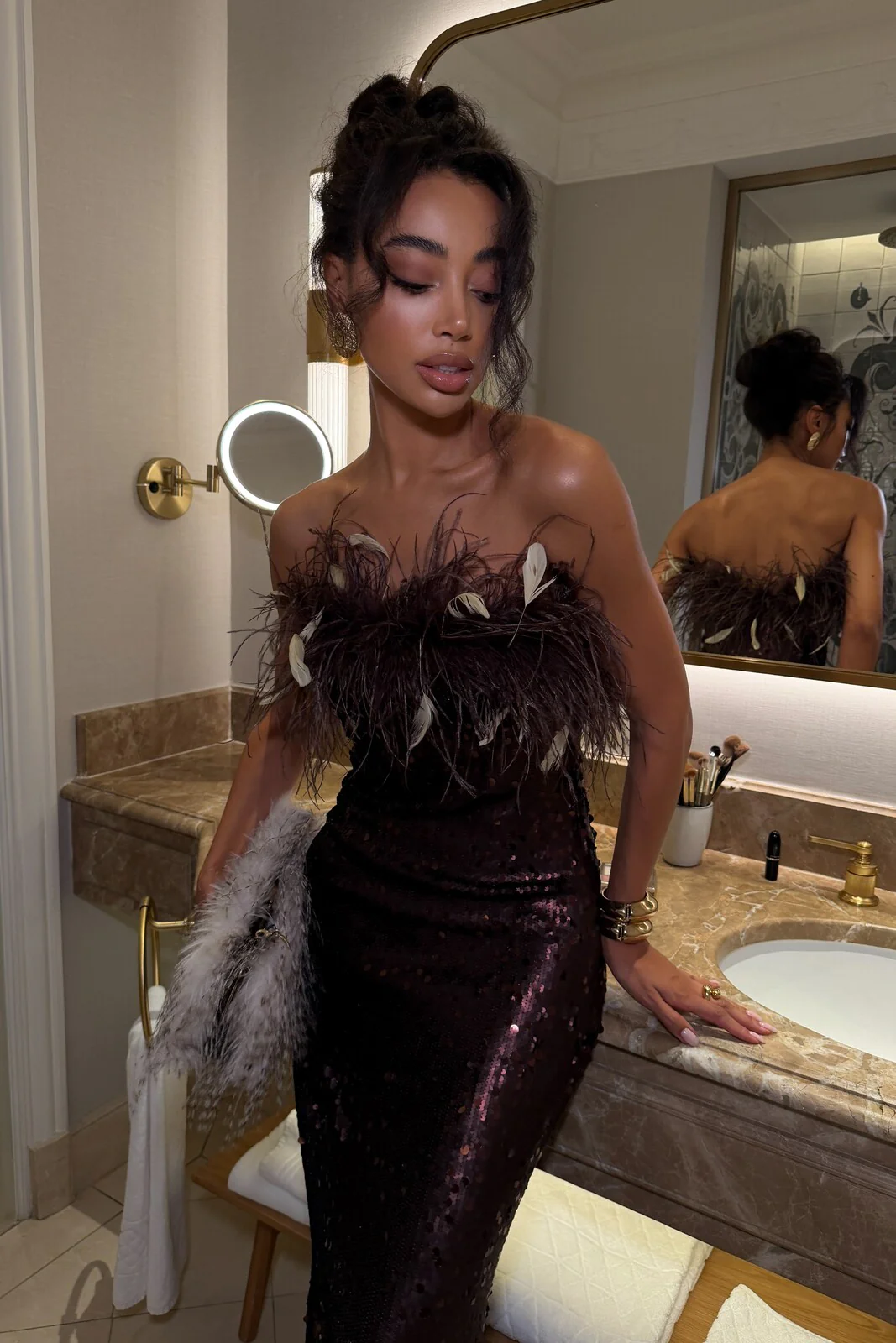 VESTIDO LANTEJOULAS LONGO CASTANHO COM PLUMAS - Image 5