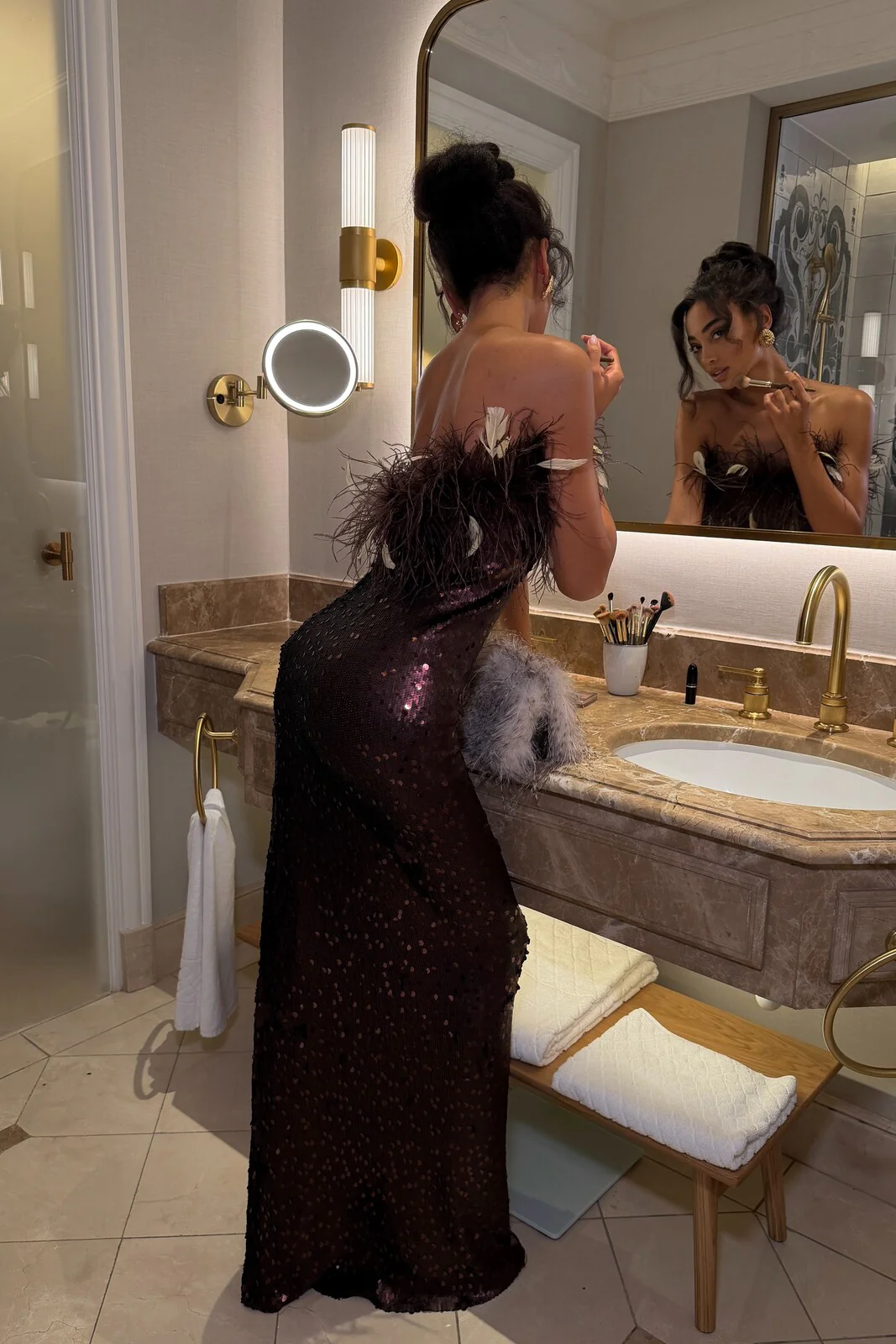 VESTIDO LANTEJOULAS LONGO CASTANHO COM PLUMAS - Image 7