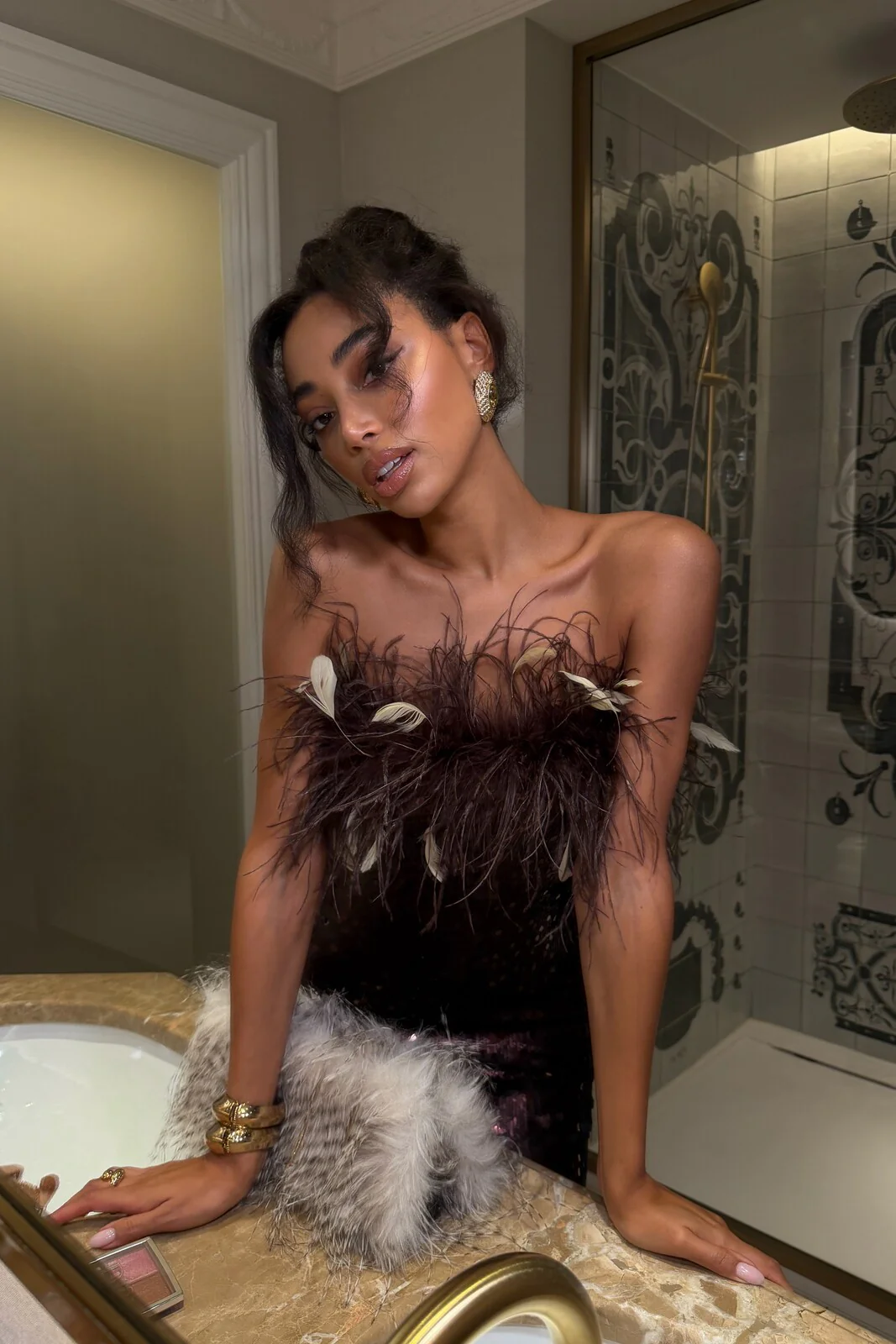 VESTIDO LANTEJOULAS LONGO CASTANHO COM PLUMAS - Image 9