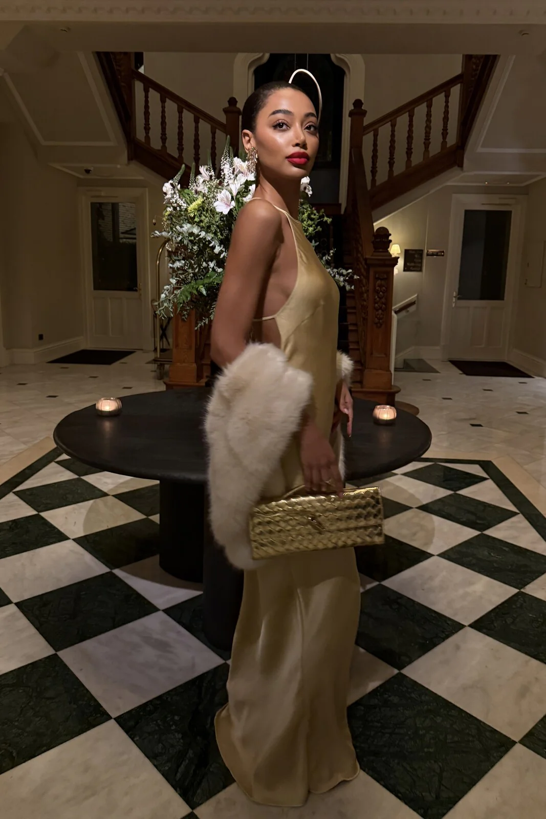 VESTIDO LONGO DOURADO COM APLICAÇÃO COSTAS - Image 11