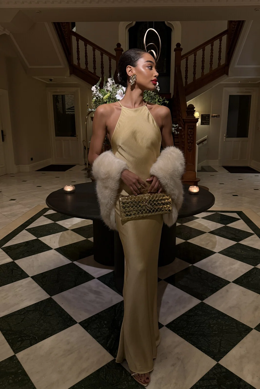 VESTIDO LONGO DOURADO COM APLICAÇÃO COSTAS - Image 4