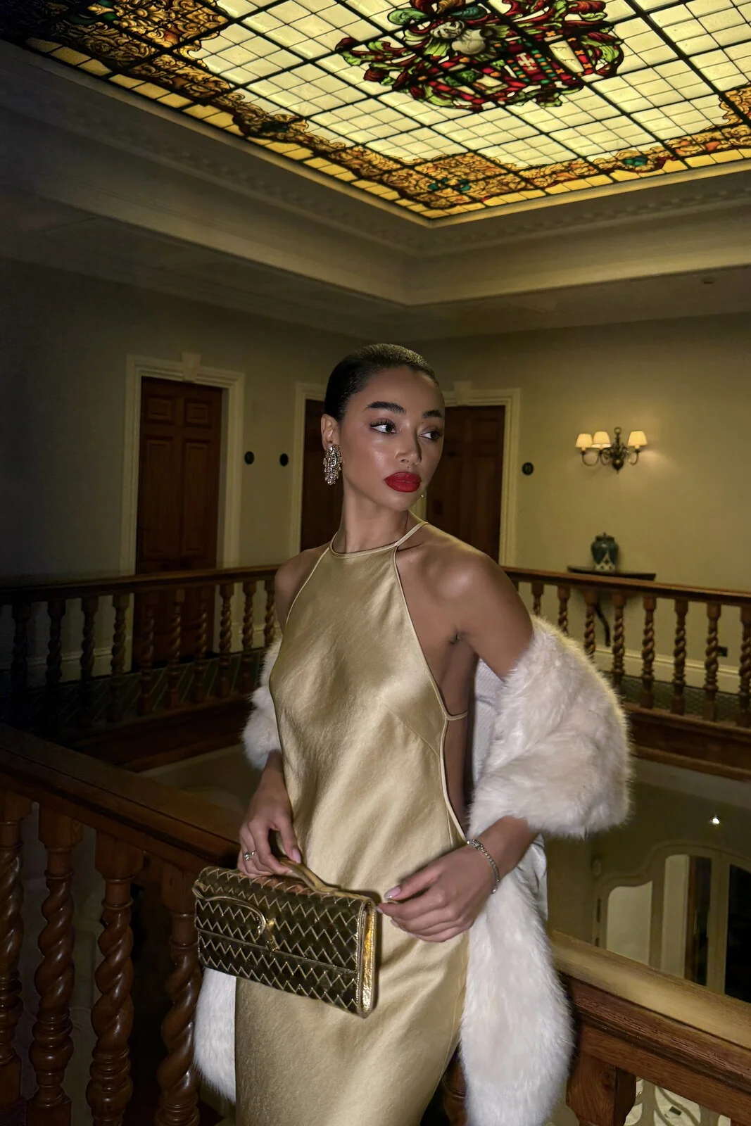 VESTIDO LONGO DOURADO COM APLICAÇÃO COSTAS - Image 6