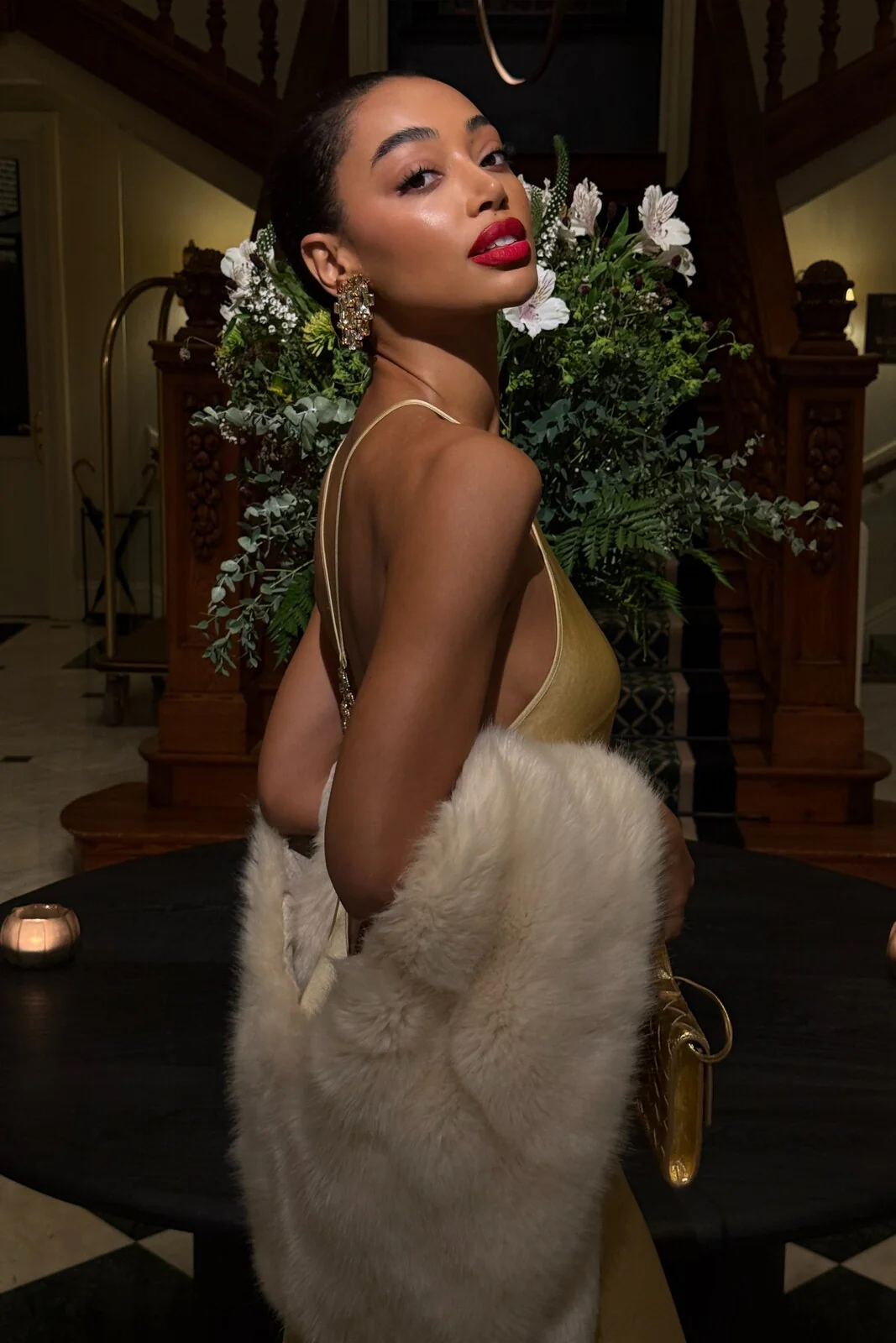 VESTIDO LONGO DOURADO COM APLICAÇÃO COSTAS - Image 8