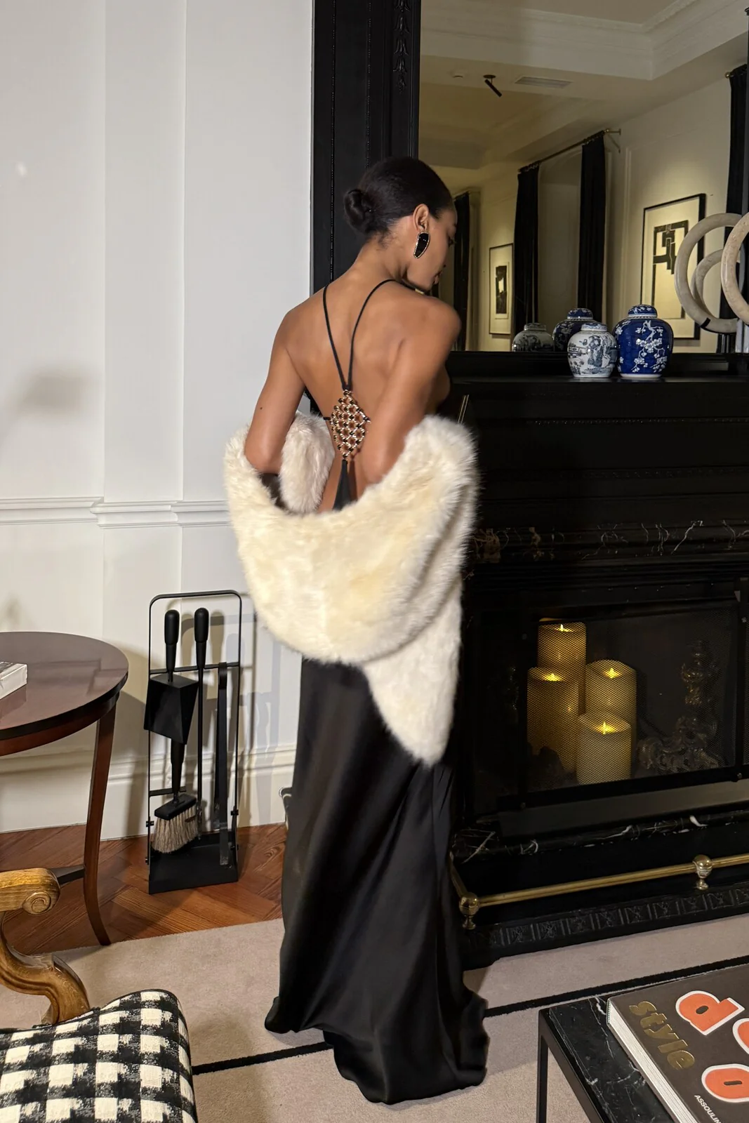 VESTIDO LONGO PRETO COM APLICAÇÃO COSTAS - Image 3