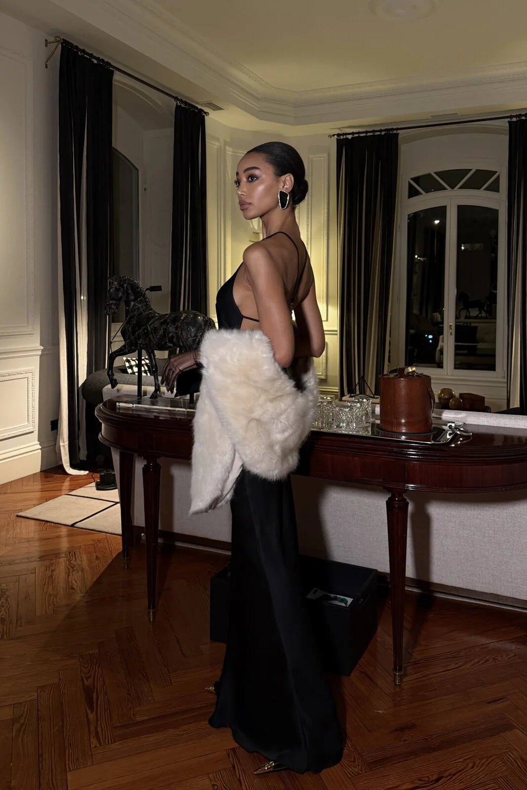 VESTIDO LONGO PRETO COM APLICAÇÃO COSTAS - Image 4