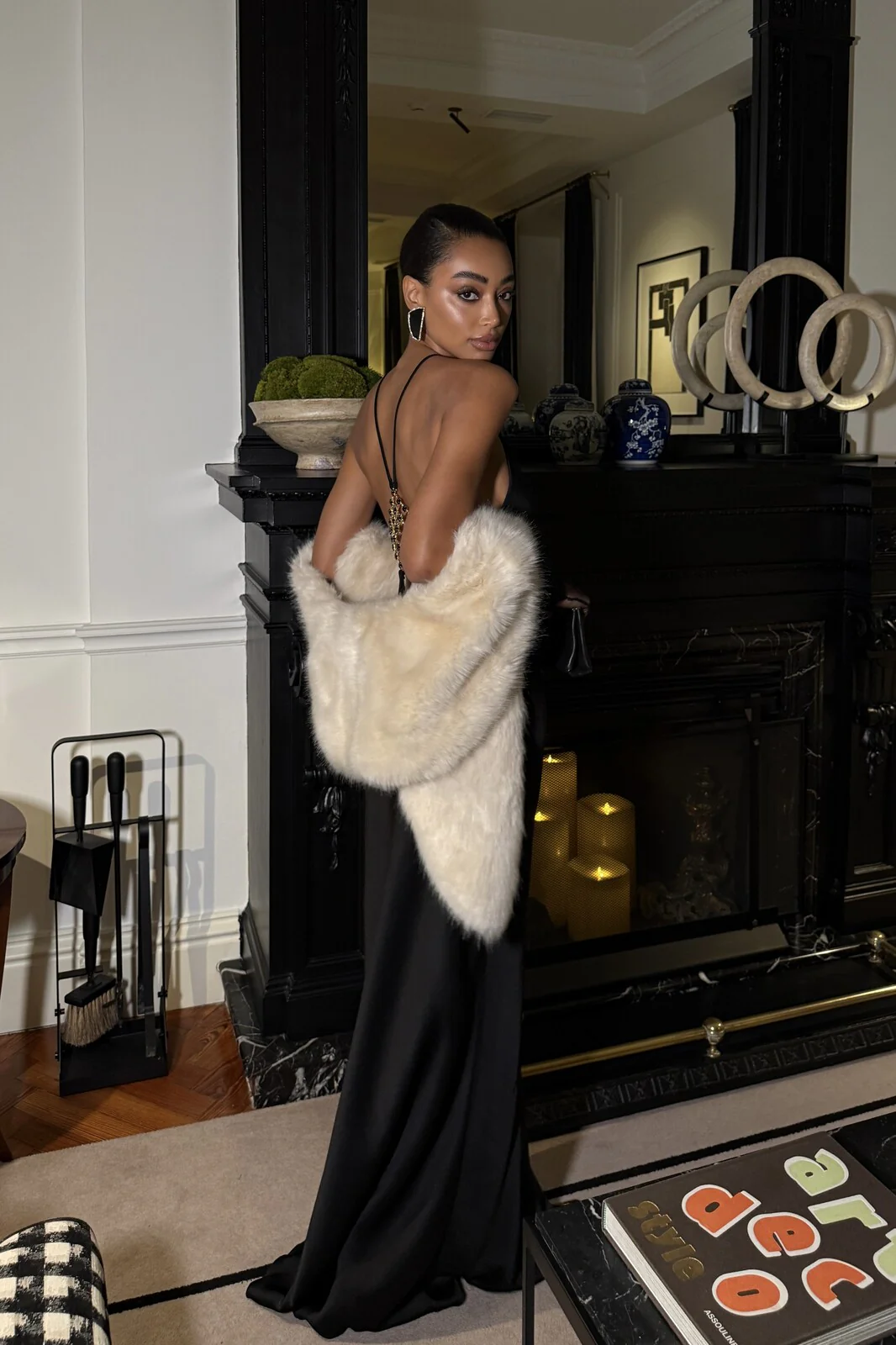 VESTIDO LONGO PRETO COM APLICAÇÃO COSTAS - Image 7